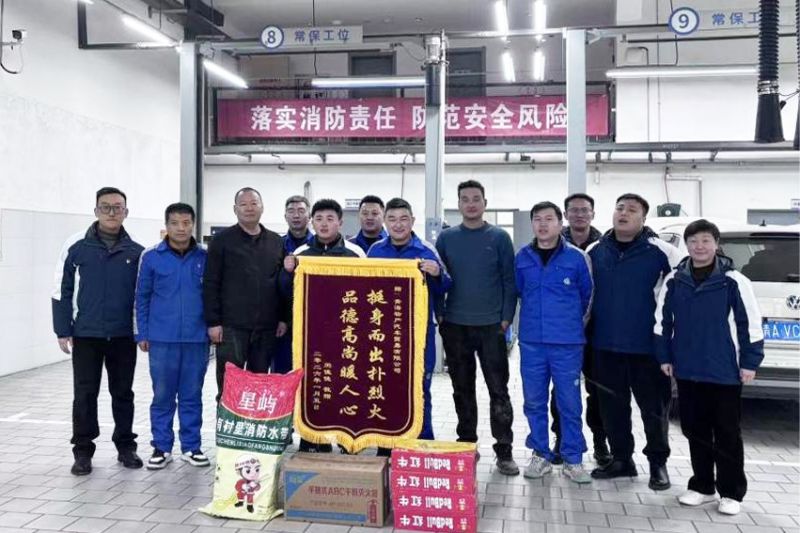 相鄰廢品回收站起火，汽貿公司迅速組織撲救